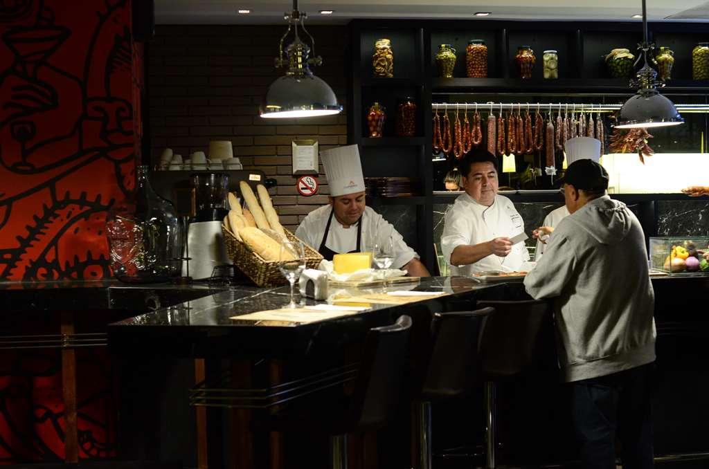 Hotel Cumbres Lastarria Santiago Nhà hàng bức ảnh The open kitchen at the restaurant