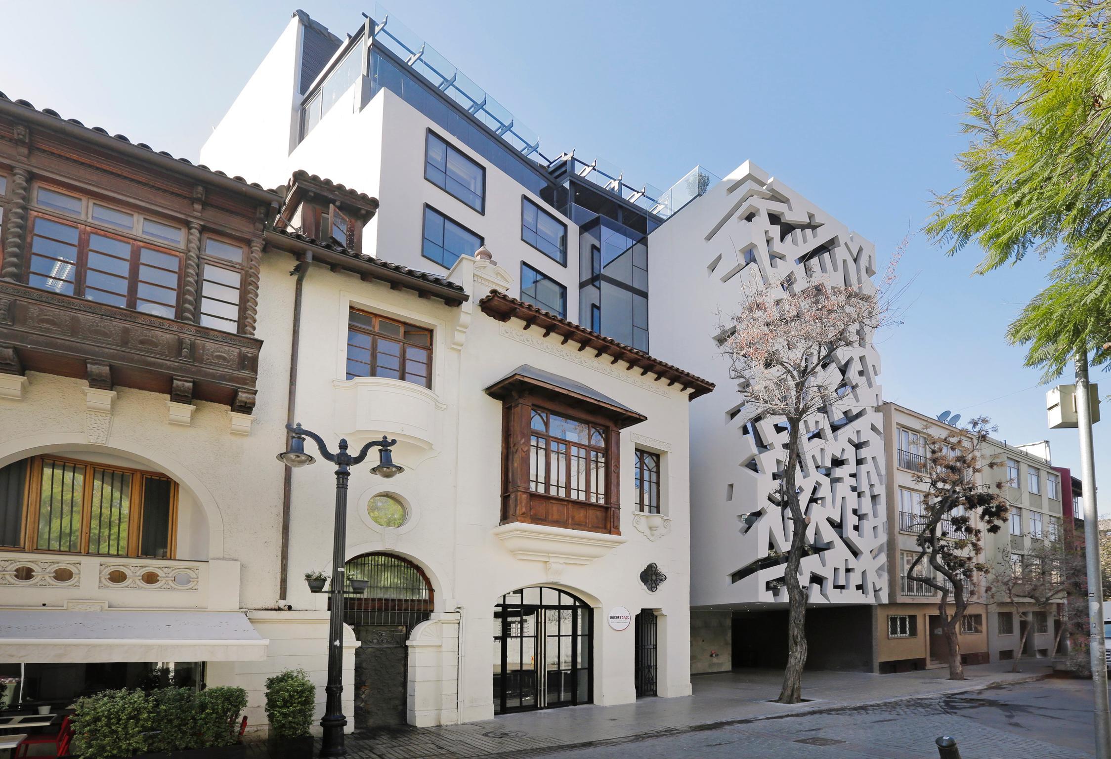 Hotel Cumbres Lastarria Santiago Ngoại thất bức ảnh The building of the museum
