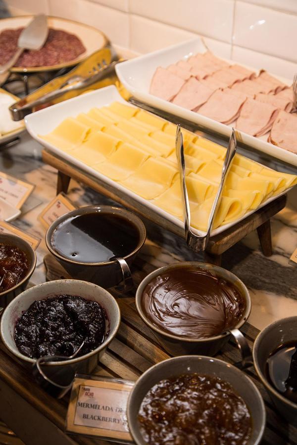 Hotel Cumbres Lastarria Santiago Ngoại thất bức ảnh A selection of chocolate sauces