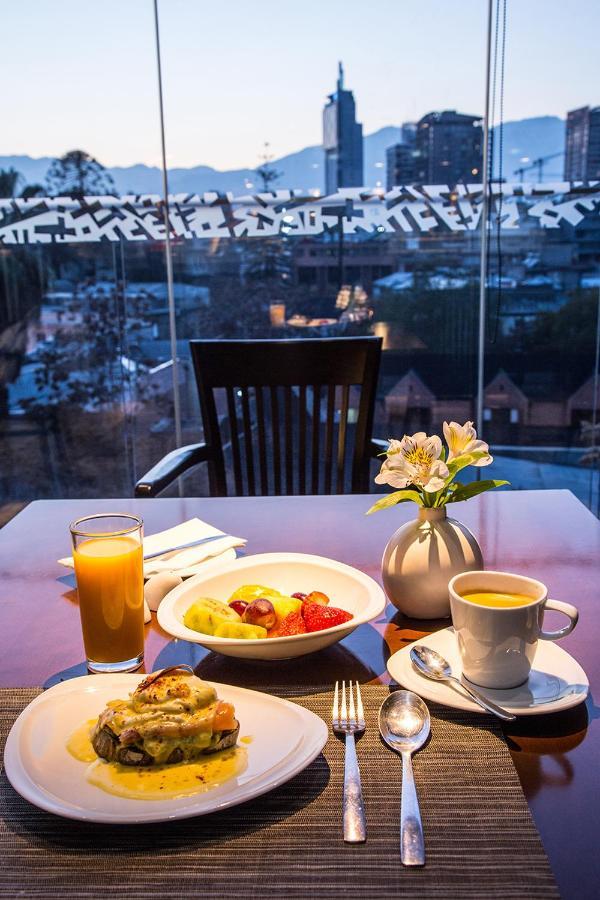 Hotel Cumbres Lastarria Santiago Ngoại thất bức ảnh Breakfast at the hotel