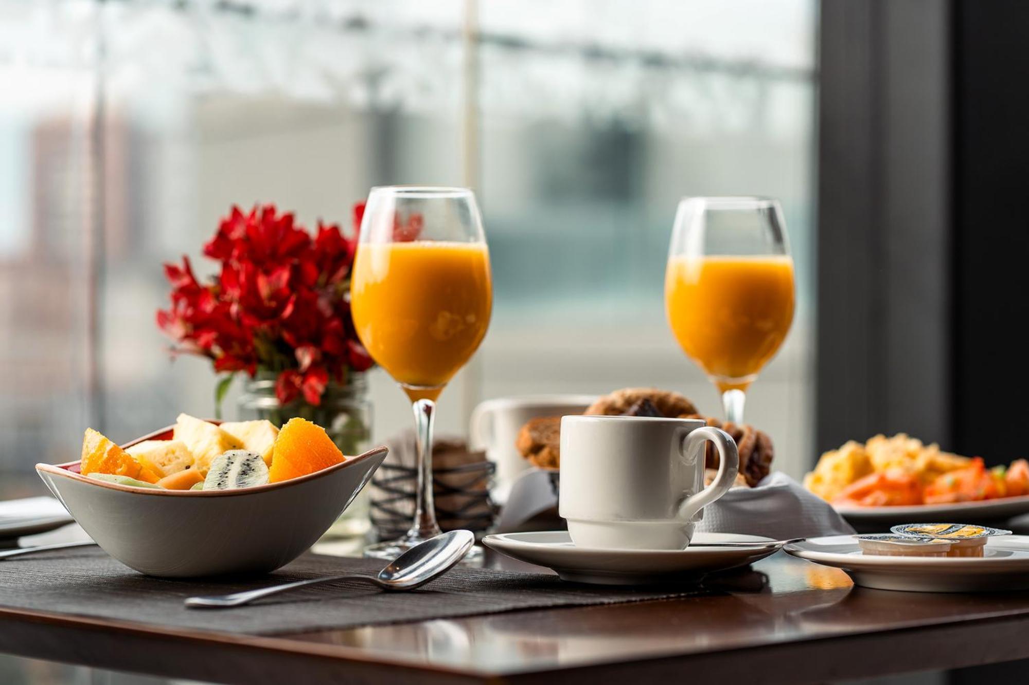 Hotel Cumbres Lastarria Santiago Ngoại thất bức ảnh A breakfast with fruit, orange juice, and coffee