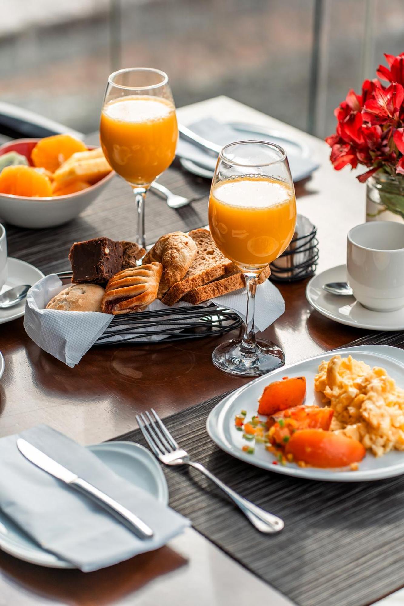 Hotel Cumbres Lastarria Santiago Ngoại thất bức ảnh A breakfast at the hotel