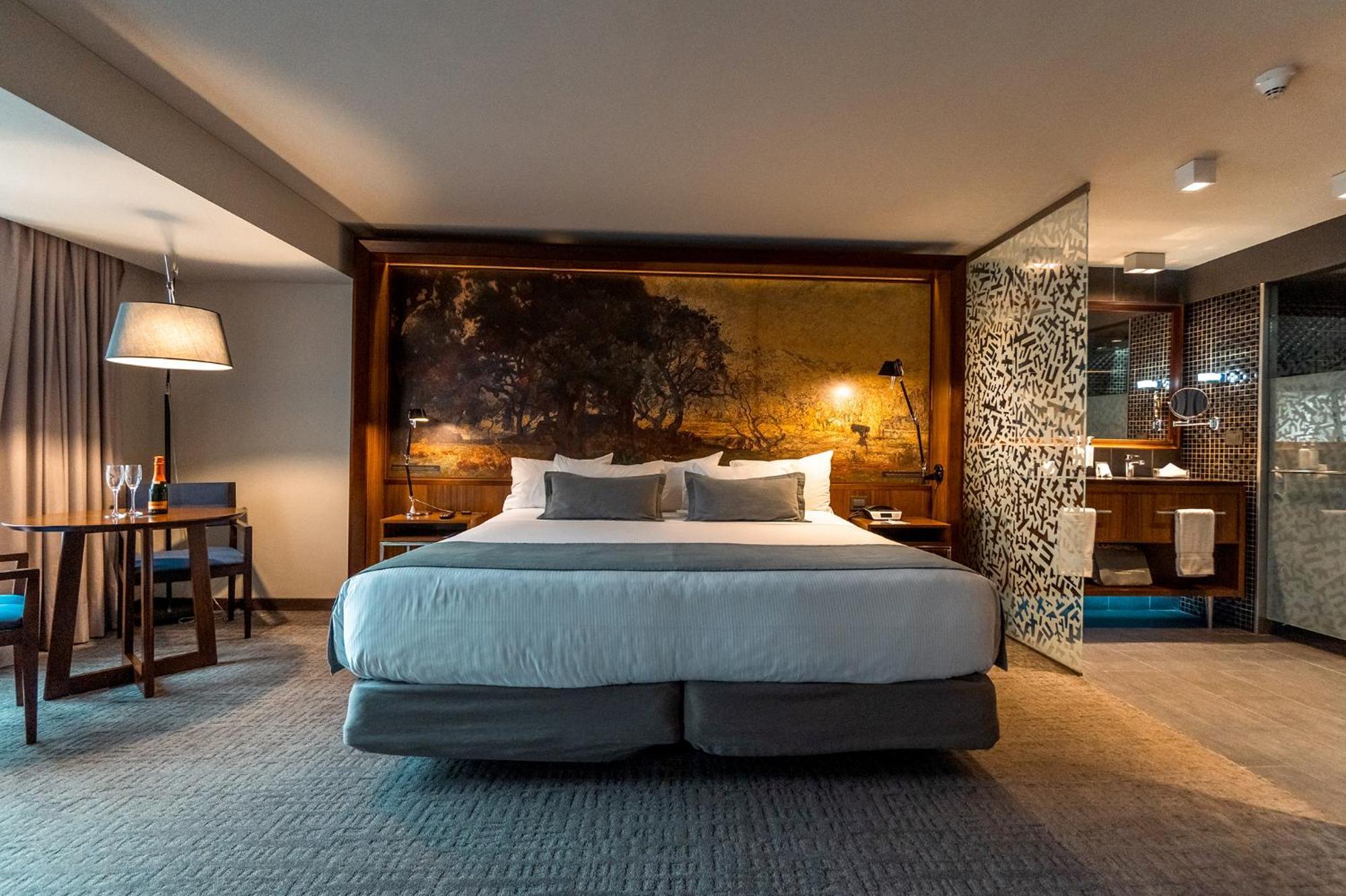 Hotel Cumbres Lastarria Santiago Ngoại thất bức ảnh A suite at the hotel