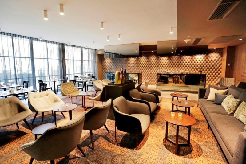 Hotel Cumbres Lastarria Santiago Ngoại thất bức ảnh The lounge at Changi Airport