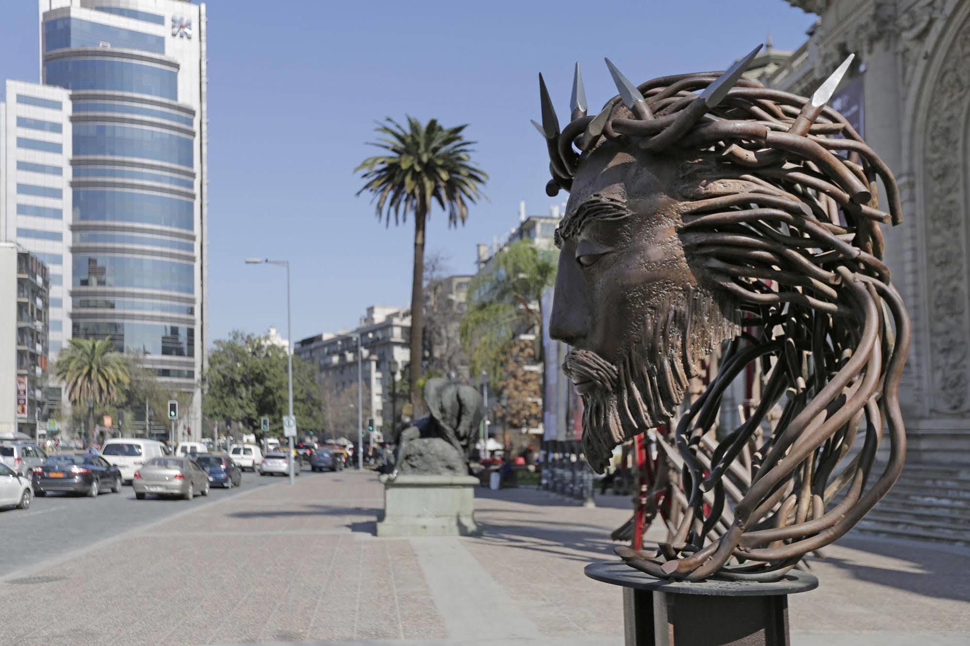 Hotel Cumbres Lastarria Santiago Ngoại thất bức ảnh The Paseo Ahumada, the main avenue of the historic center of Santiago.